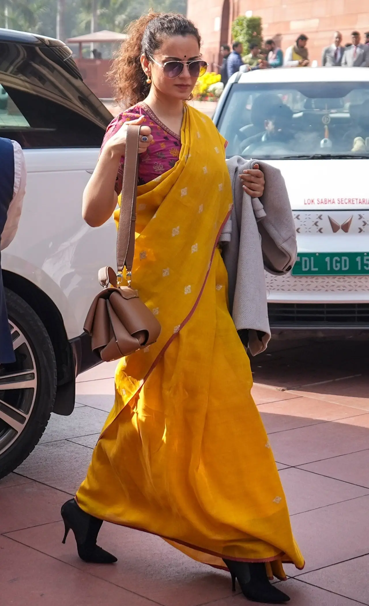 This handloom cotton linen, or mulmul cotton saree is a statement in itself. The solid yellow body adorned with delicate white or silver floral 