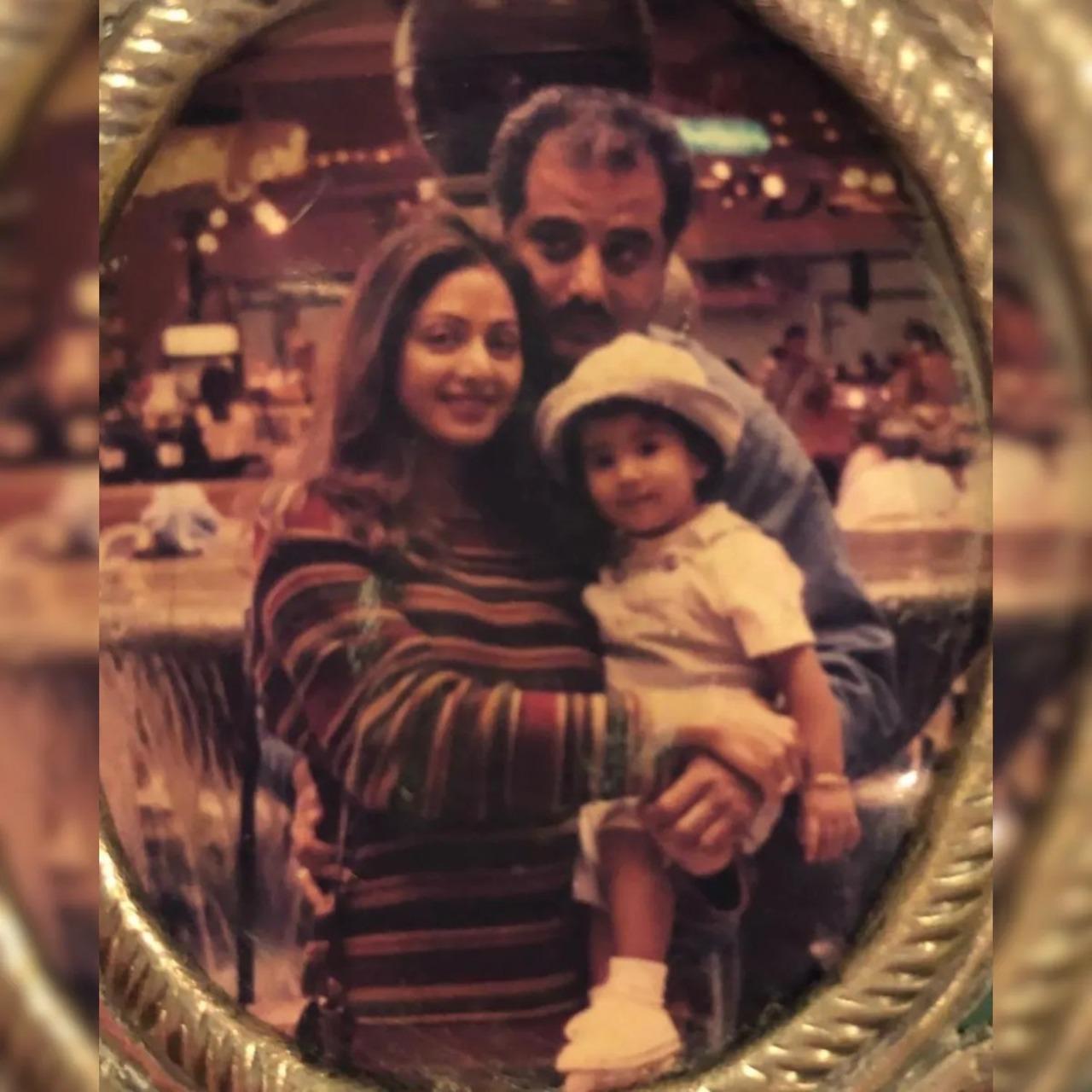 This family photo of Sridevi and Boney Kapoor with little Janhvi in her arms is beyond adorable.