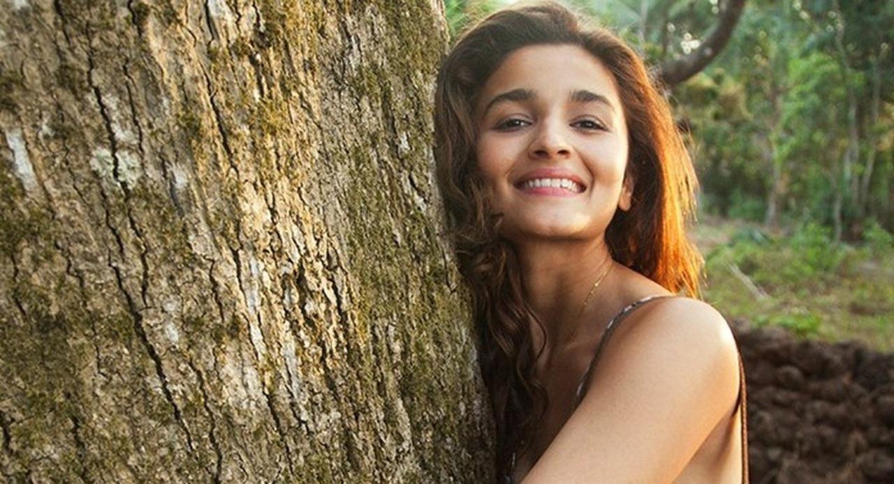 Alia Bhatt as Kaira in Dear Zindagi
Kaira stood out because she did not pretend to have life figured out. She was anxious, emotionally guarded, and constantly navigating unresolved childhood wounds. 