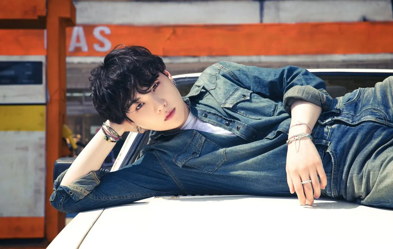 During his trainee days, Suga struggled financially. He often had to choose between buying a meal and taking a bus home. To help make ends meet, he also regularly bought lottery tickets in hopes of a lucky win.