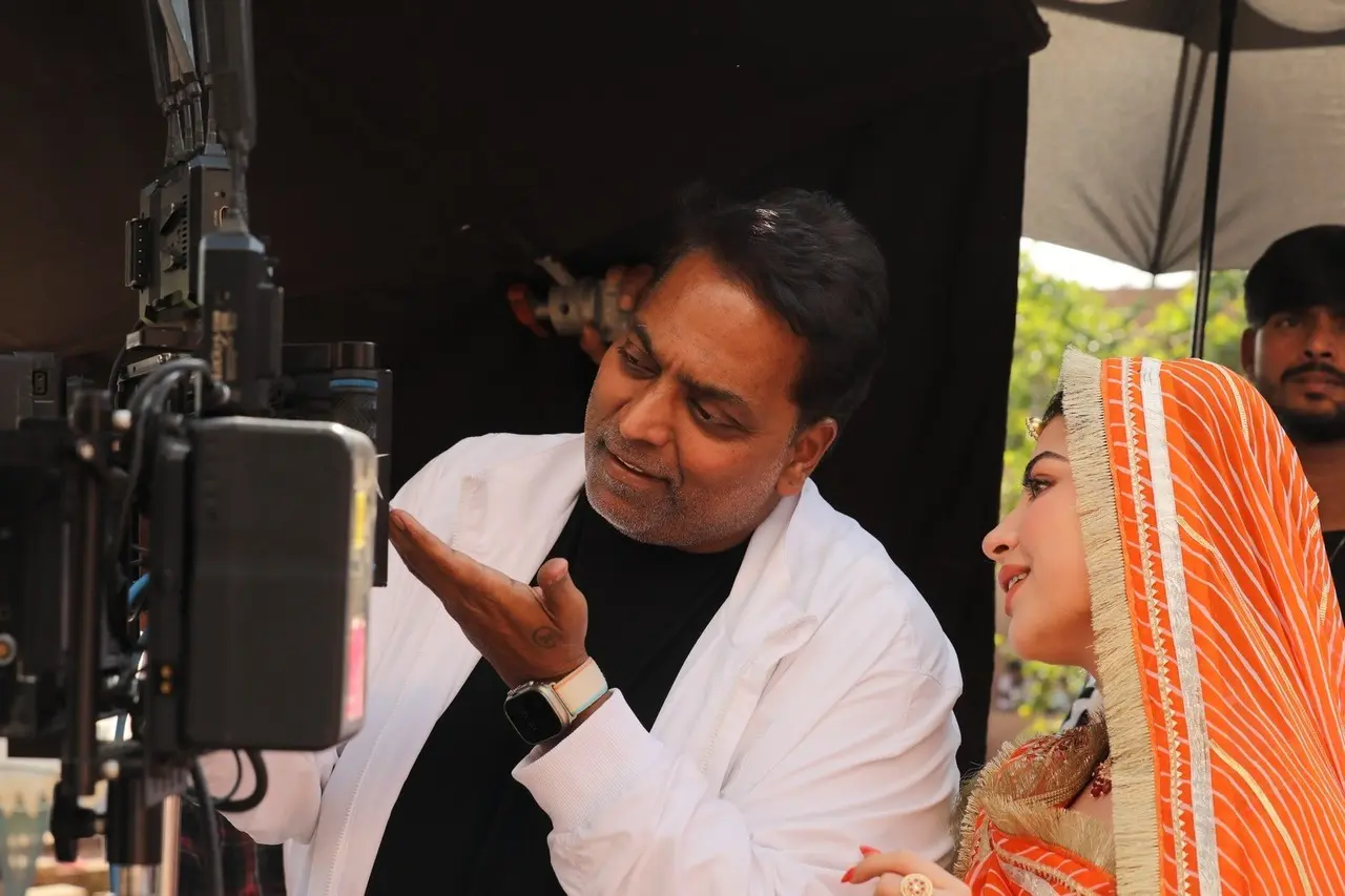 The actress was seen having a candid discussion with choreographer Ganesh Acharya. The two are seen looking at the camera and possibly discussing a scene.