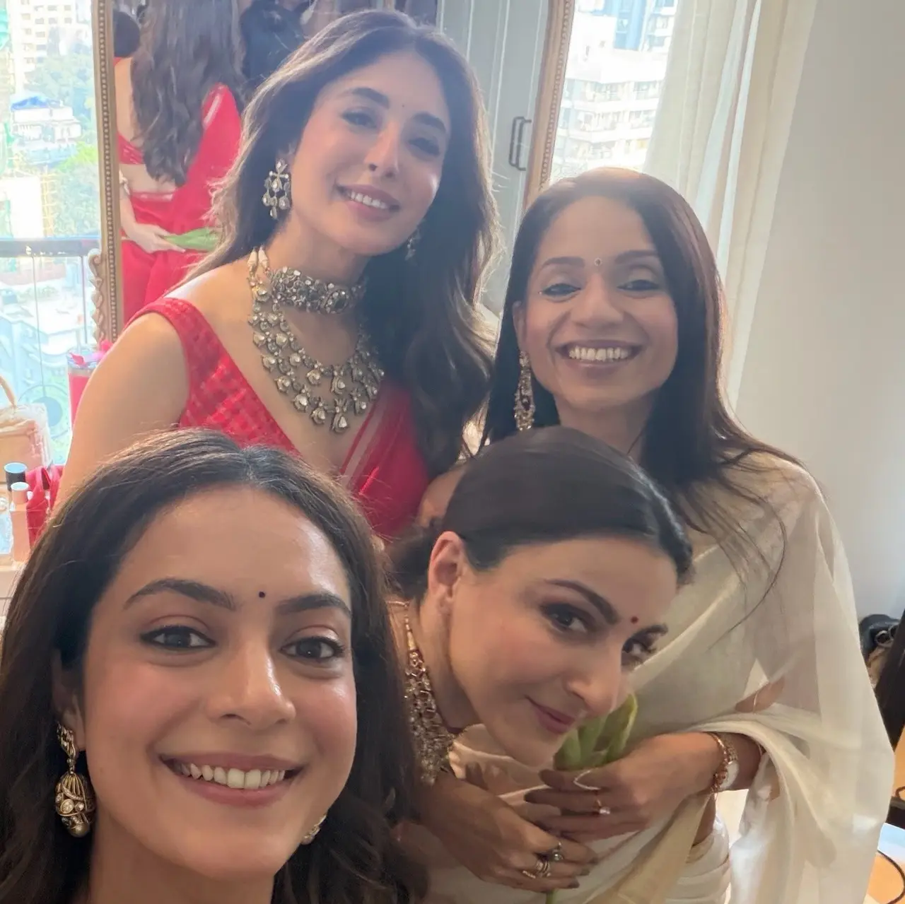 The girls were seen posing for a cute selfie with the bride in her room.