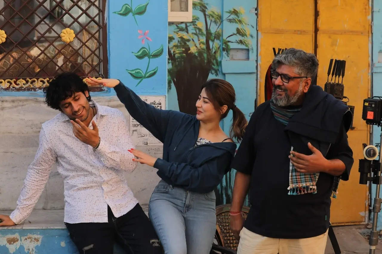 Aditi is seen playfully interacting with co-actor Yuktam Kholsa in this candid picture as director Kamakhya Narayan Singh watches.