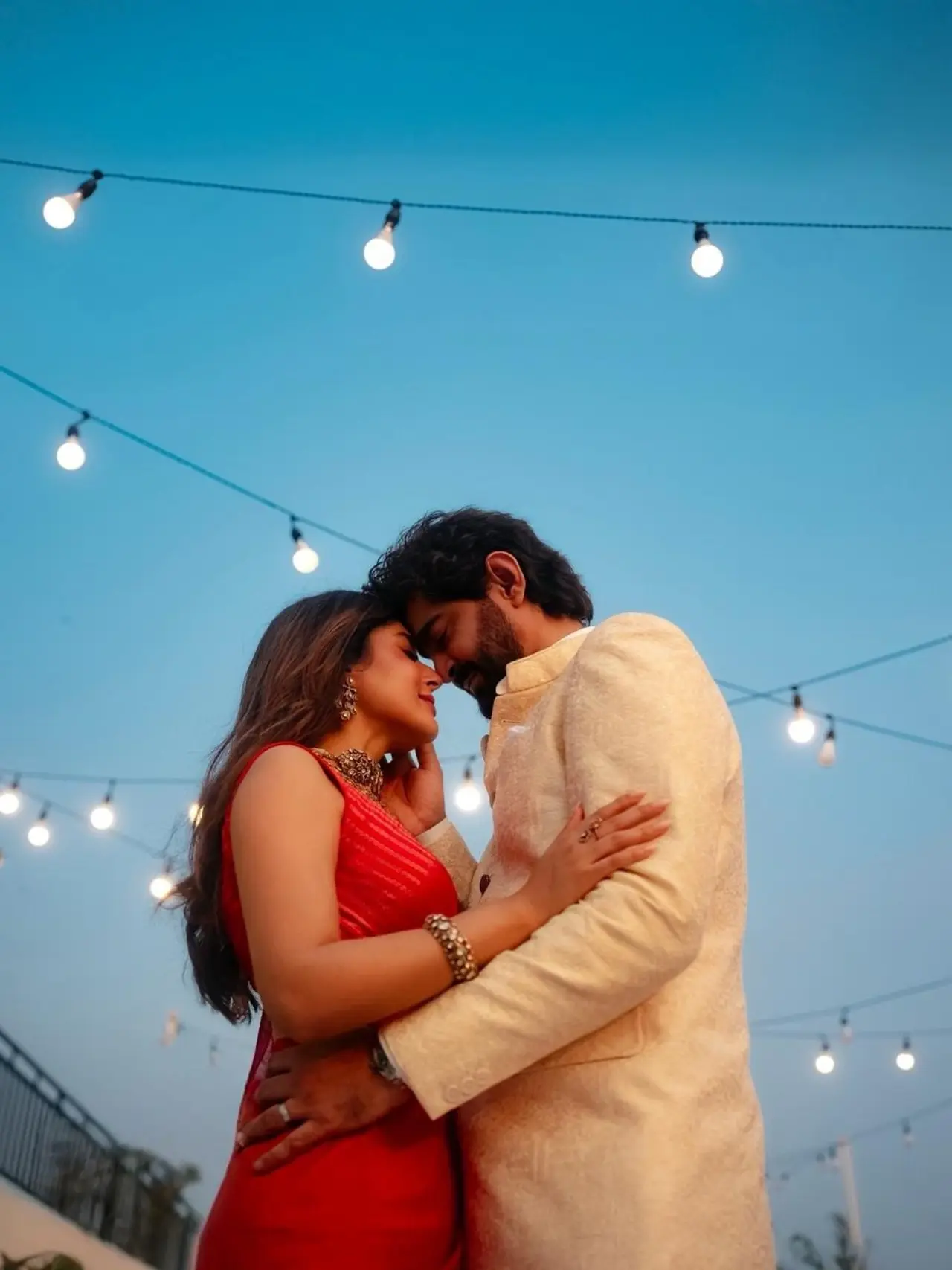 Now that's what a beginning of love, light and togetherness should look like!