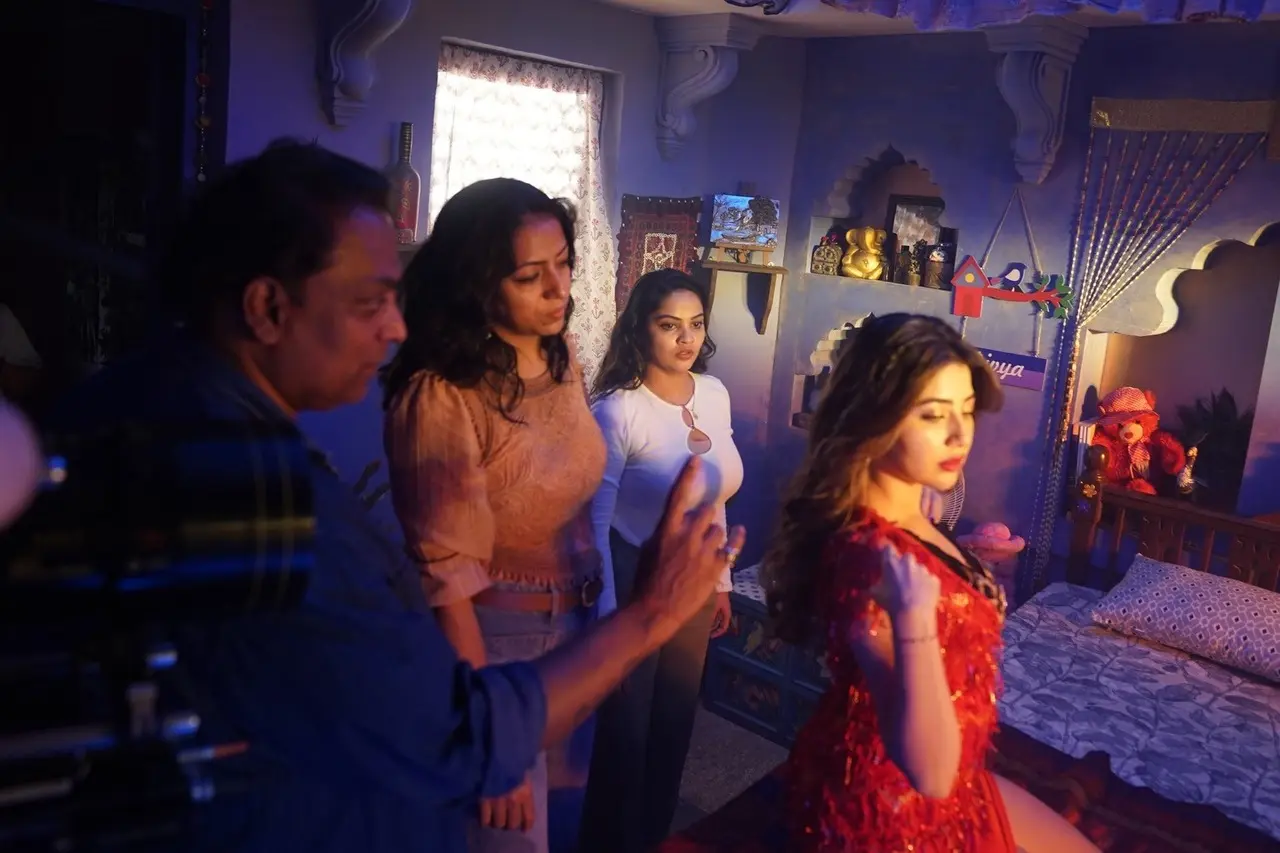 As Aditi prepares for her shot, Ganesh Acharya and the crew are seen giving final touches and instructions to the young actress.