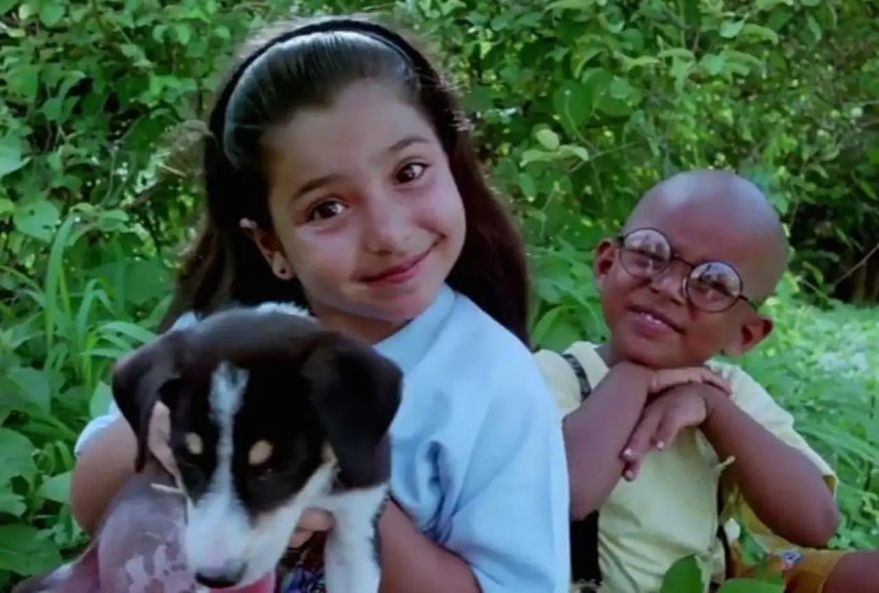 Halo (1996)
The film is about a little girl played by Benaf Dadachandji in search of her lost puppy on the streets of Mumbai. It won the National Award for Best Children’s Film that year.
 