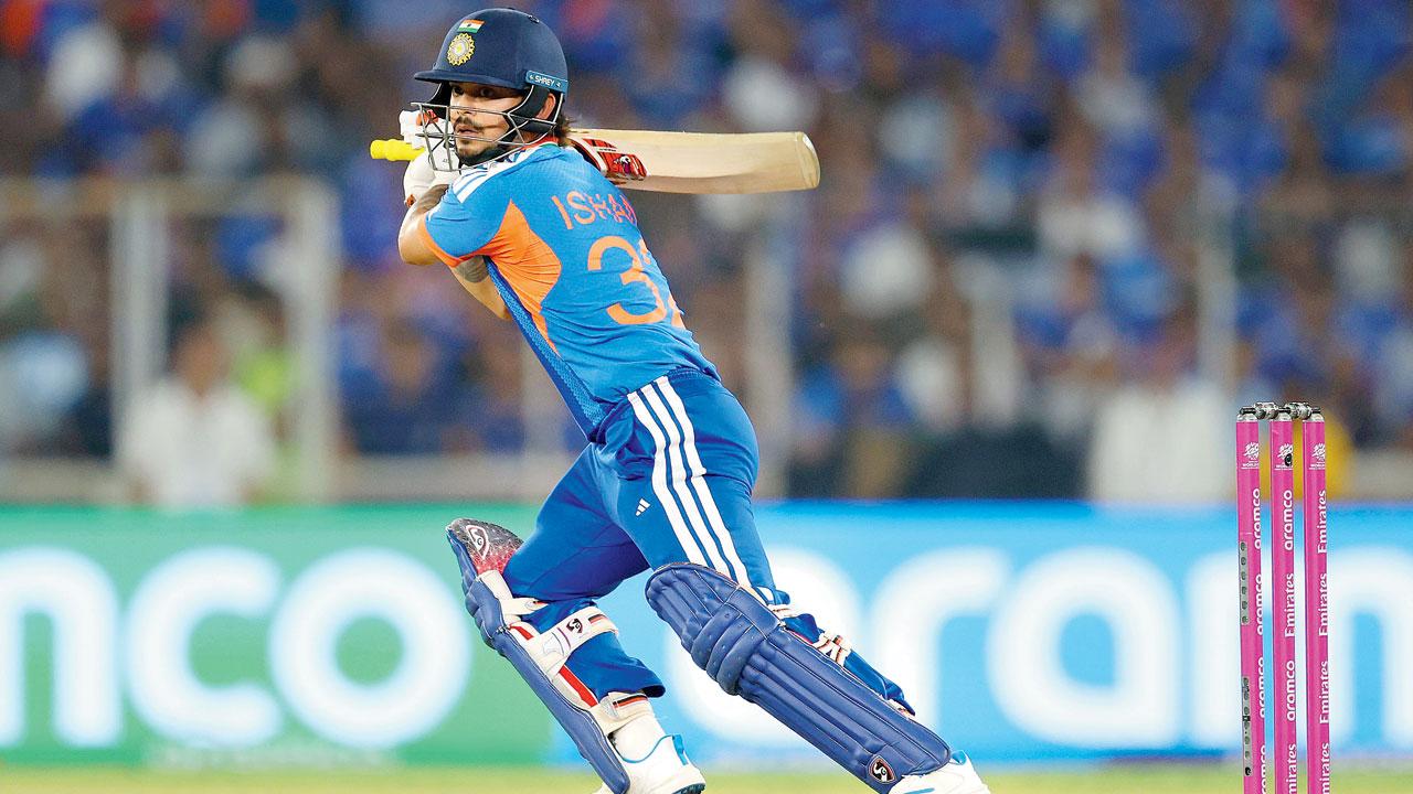 Kishan’s quickfire 50: Ishan Kishan gets one away during his 25-ball 54 (4x4s, 4x6s) as he keeps the scoring rate above 12 per over