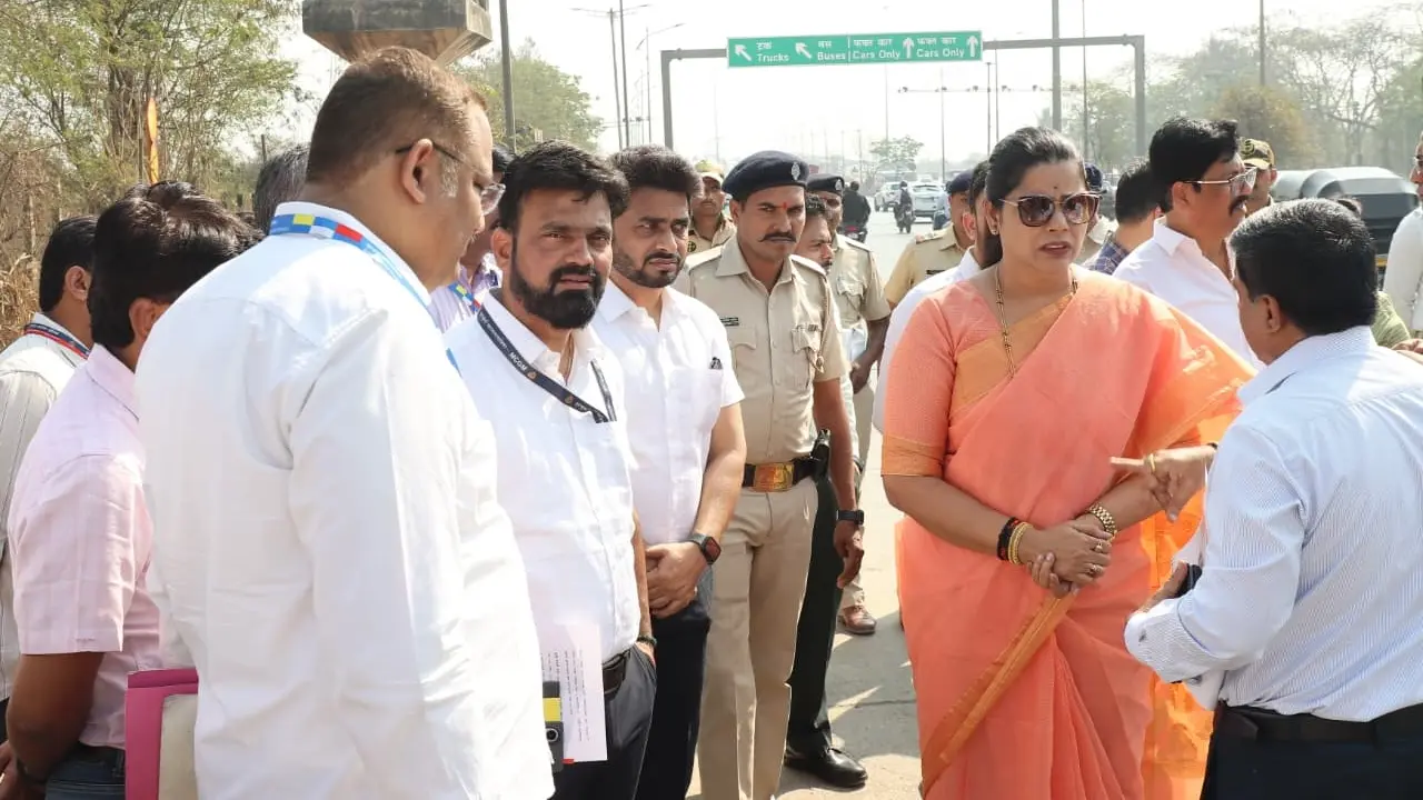 She said that the gateways should give visitors, tourists and citizens entering the city would get a distinct sense of Mumbai