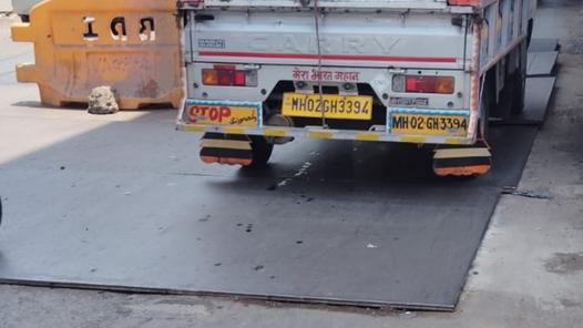 Metal sheets back at busy Bandra junction, cause traffic snarls