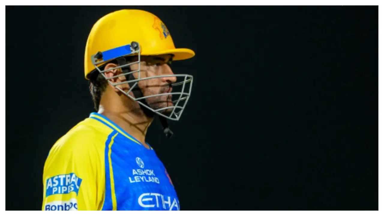 De Villiers suggests MS Dhoni should sit out if he wants to bat below number 6