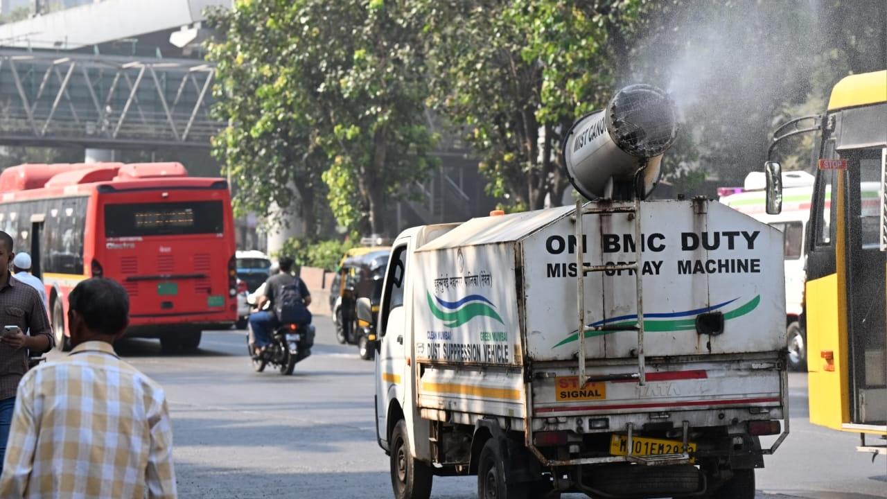 To control the dust levels, the Brihanmumbai Municipal Corporation deployed mist spray machine vehicles on the highway