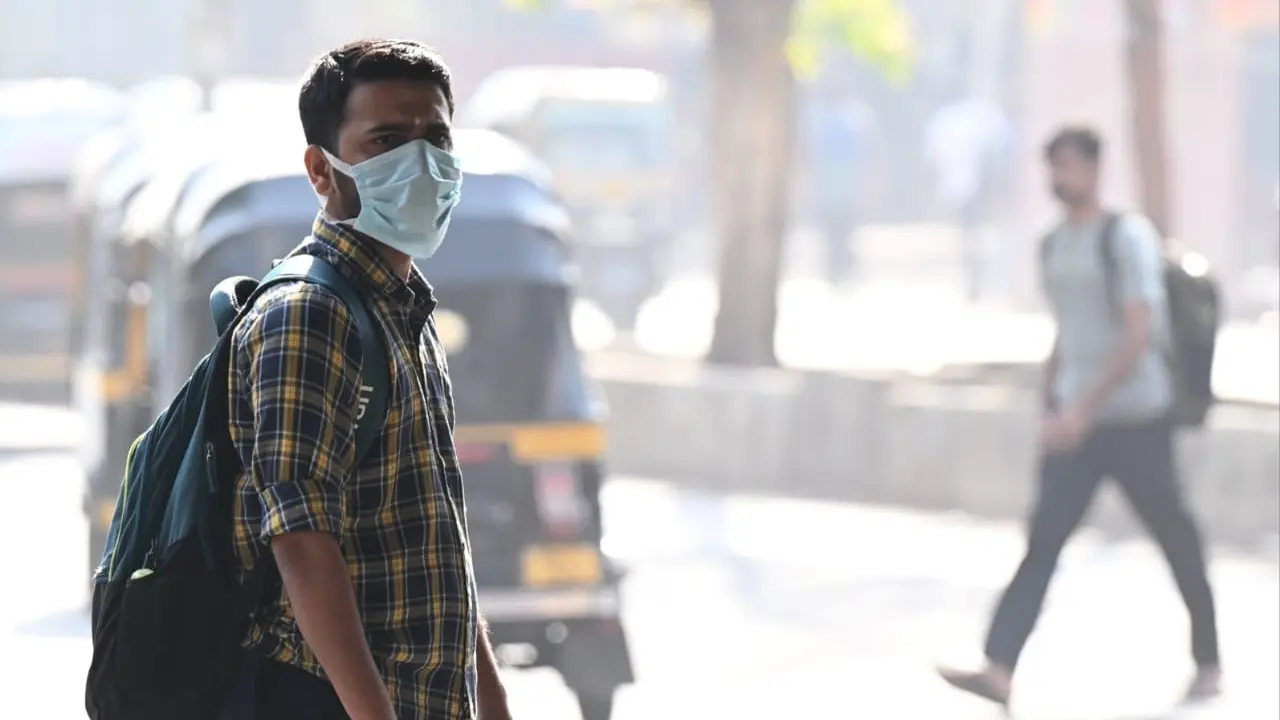 IN PHOTOS: Pedestrians wear masks to avoid air pollution in Mumbai