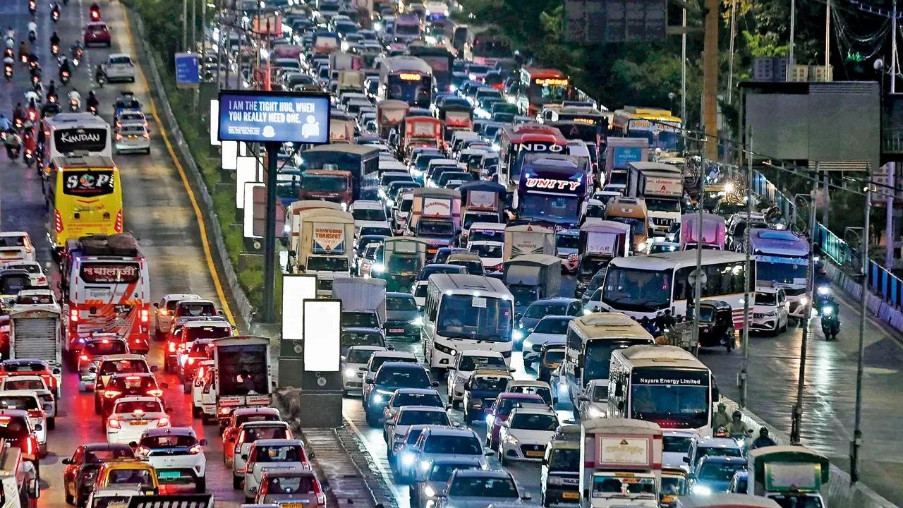 Kalina Vakola flyover: During evening peak hours, traffic slowed to a crawl on the flyover and approach lanes primarily due to the movement of goods carriers, heavy vehicles, and outstation buses. It was also observed that the northbound lanes beneath the flyover were largely empty. Diverting goods carriers, outstation buses, tempos, and trucks onto these lanes could make a difference