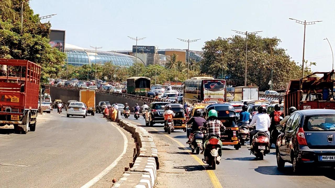Domestic airport flyover: In the northbound direction, tempos, small and medium goods carriers, and buses could be seen using the flyover, which appears to be a key reason for bumper-to-bumper traffic in this area during both morning and evening peak hours