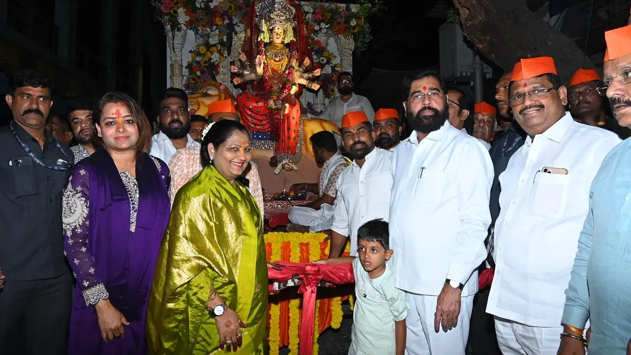 Shinde was also seen serving snacks to the attendees