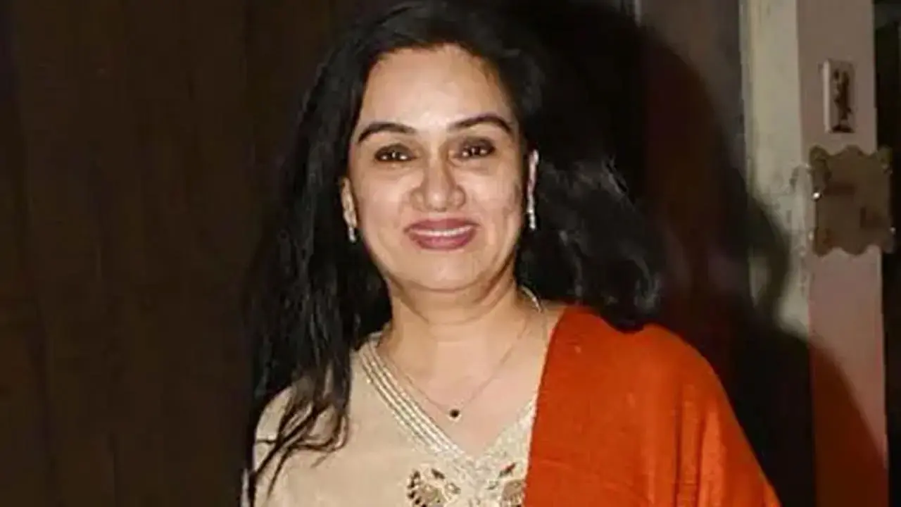 Watch: Padmini Kolhapure croons Madhuban Khushboo Deta Hai