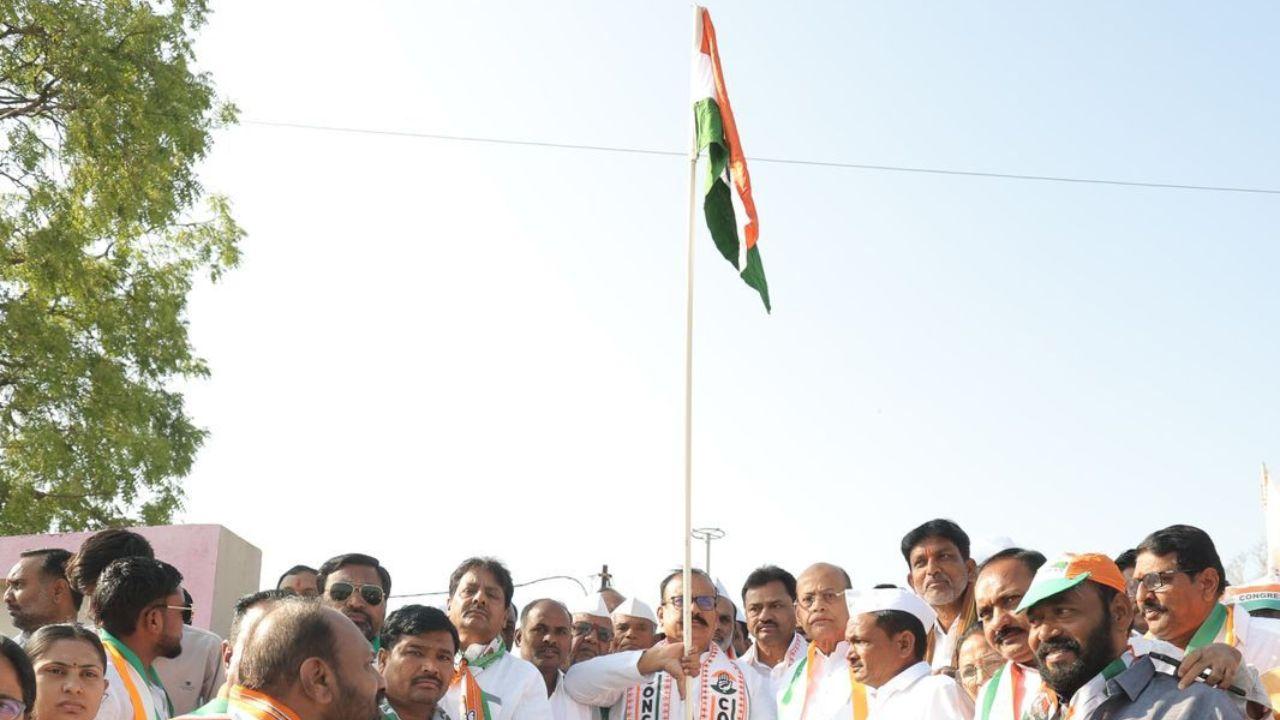 Several Congress leaders and party workers, including Mohan Joshi, Sachin Naik, Professor Yashpal Bhinge, Siddharth Hattiambire, and Sahebrao Kamble, along with local office-bearers and farmers, participated in the march.