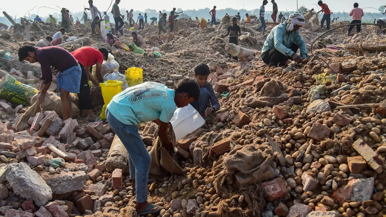 Deputy Commissioner of Police (DCP), Ganga Nagar, Kuldeep Gunawat, said that after the collapse, ammonia gas began leaking from the facility, triggering panic in the are