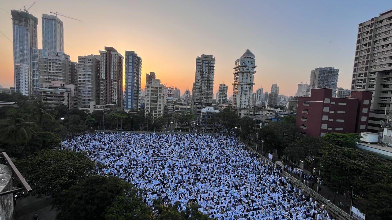 Devotees gathered at the YMCA ground in Mumbai on Saturday to offer namaz on the occasion. PIC/ ATUL KAMBLE