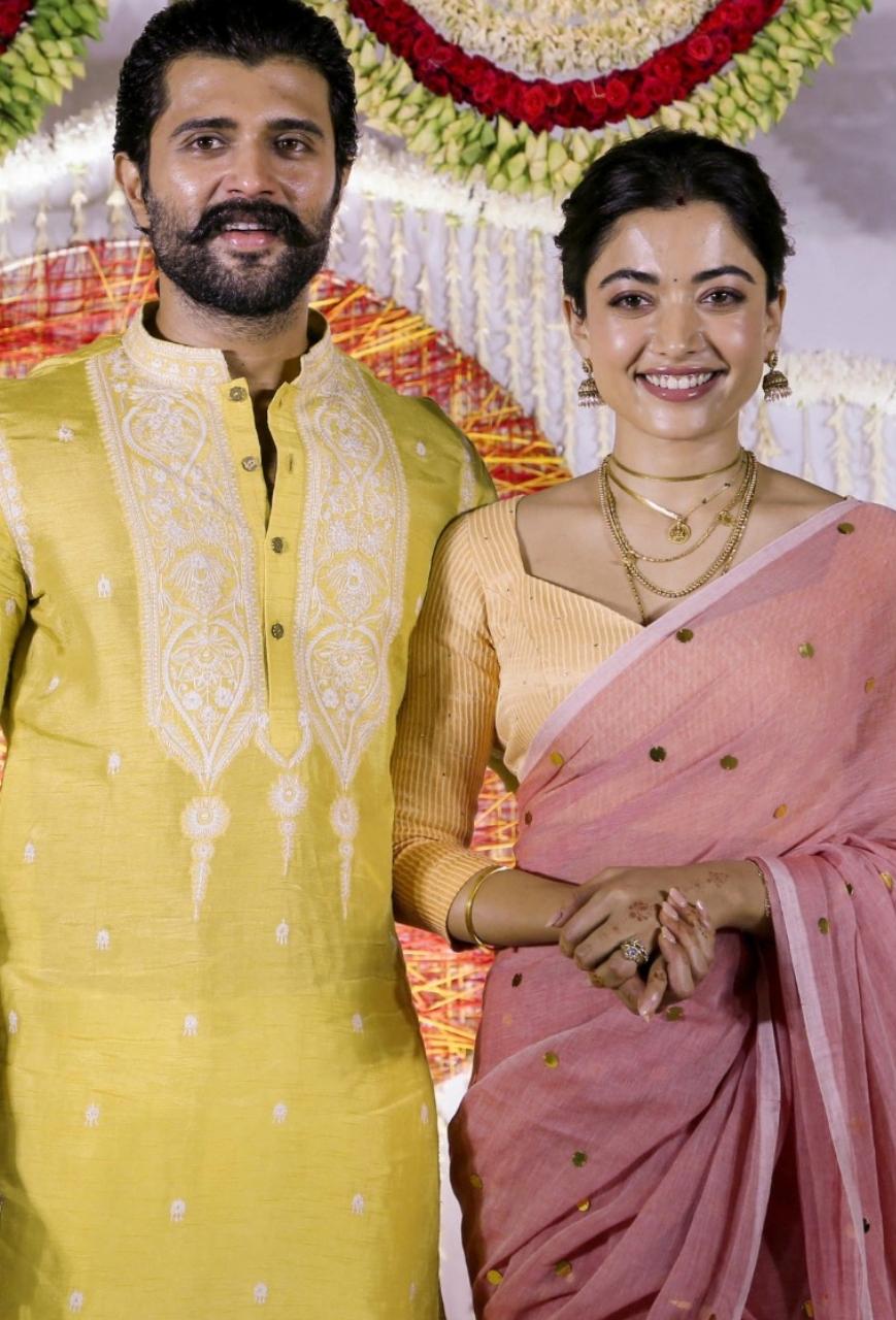 For press conference, Rashmika donned a pastel pink saree teamed with a golden full sleeves blouse. The Pushpa fame oozed a new bride glow and topped up the look with signature bridal jewellery. 