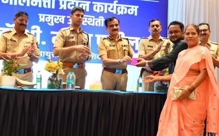 The police returned the properties to the complainants at an event organised on Tuesday. Pics/Mumbai Police