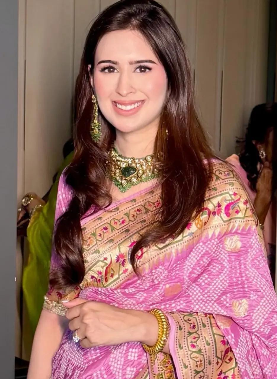 Before Sara shared these wedding pics, glimpses of Saaniya's chooda ceremony went viral and the newlywed looked gorgeous in a pink bandhini saree.