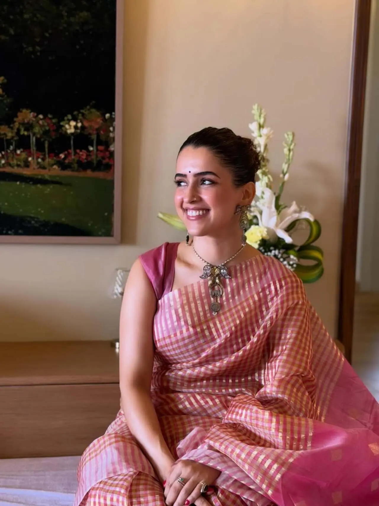 Comfortable seating spaces: Low seating arrangements and plush sofas create a relaxed setting for conversations and gatherings.