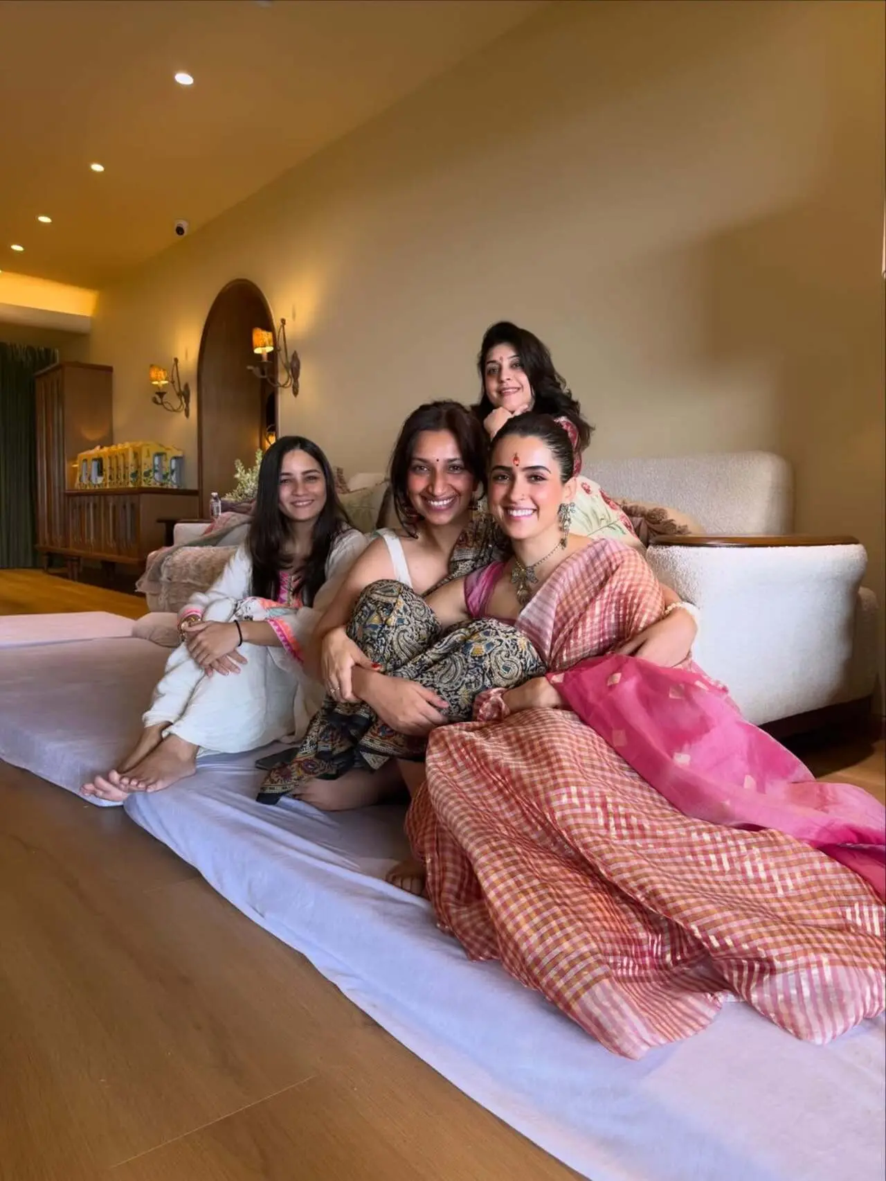 Minimal yet elegant décor: Clean walls, subtle lamps, and uncluttered spaces reflect a modern minimalist aesthetic.