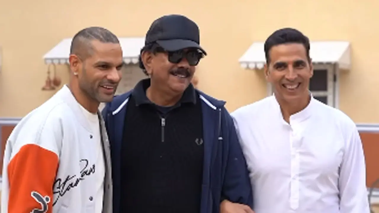 Akshay Kumar, Shikhar Dhawan play cricket on Bhooth Bangla set - Watch