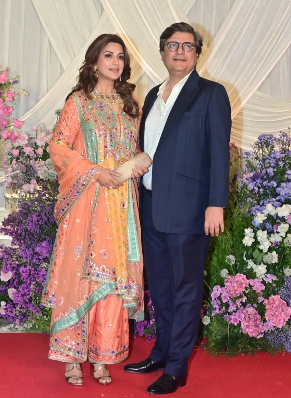 <p><span class="hover:entity-accent entity-underline inline cursor-pointer align-baseline"><span class="whitespace-normal">Sonali Bendre</span></span> made an elegant appearance at the wedding reception of <span class="hover:entity-accent entity-underline inline cursor-pointer align-baseline"><span class="whitespace-normal">Sooraj Barjatya</span></span>&rsquo;s daughter. The actor looked graceful in a peach embroidered ethnic ensemble adorned with intricate multicoloured detailing.</p>