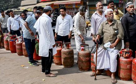 Govt bans citizens of fake LPG booking scam. (Pic/PTI)