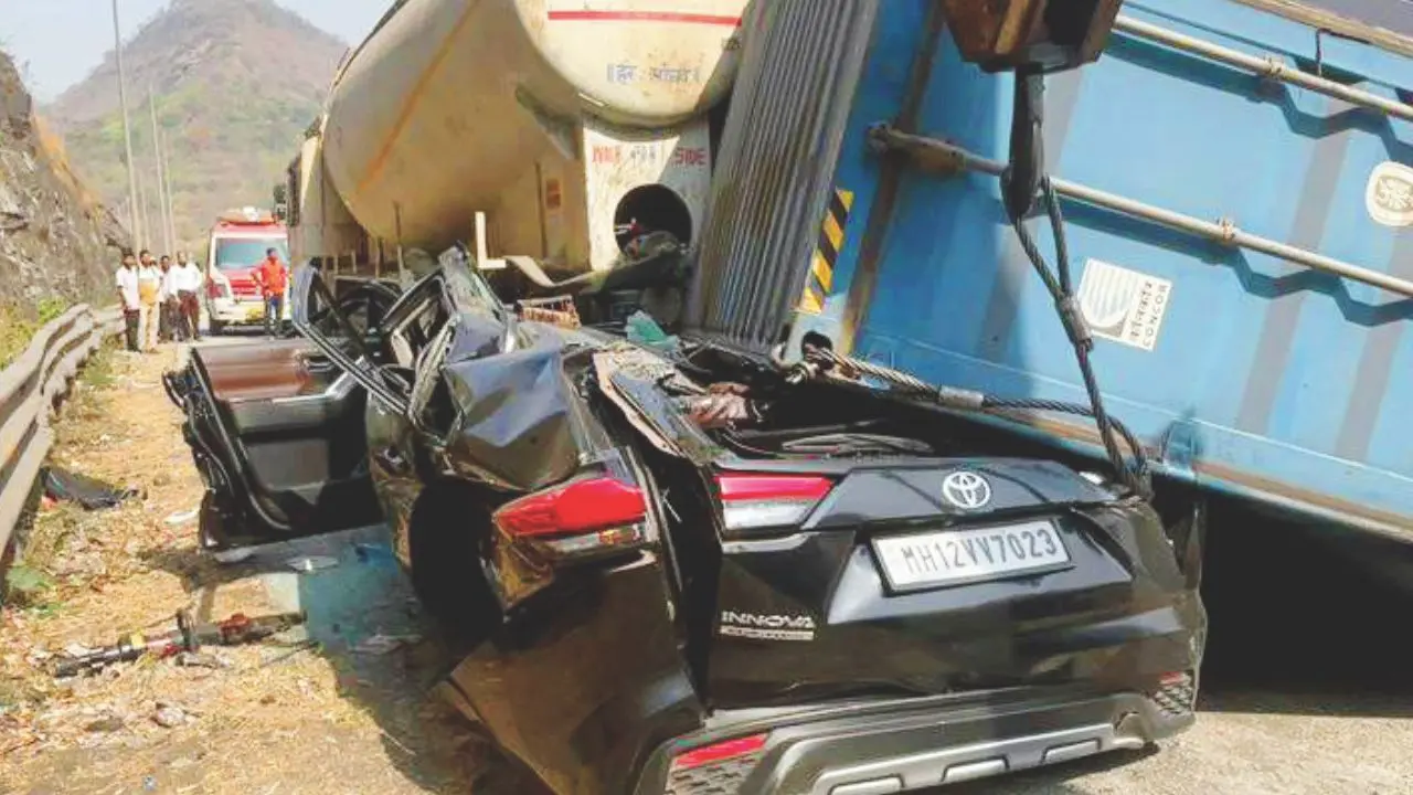 Pune: Reckless trailer driver crushes cars, kills 3 