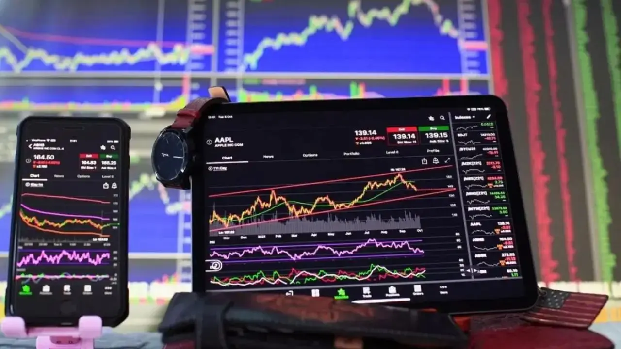 Sensex drops 494 points, Nifty slips amid global oil supply fears