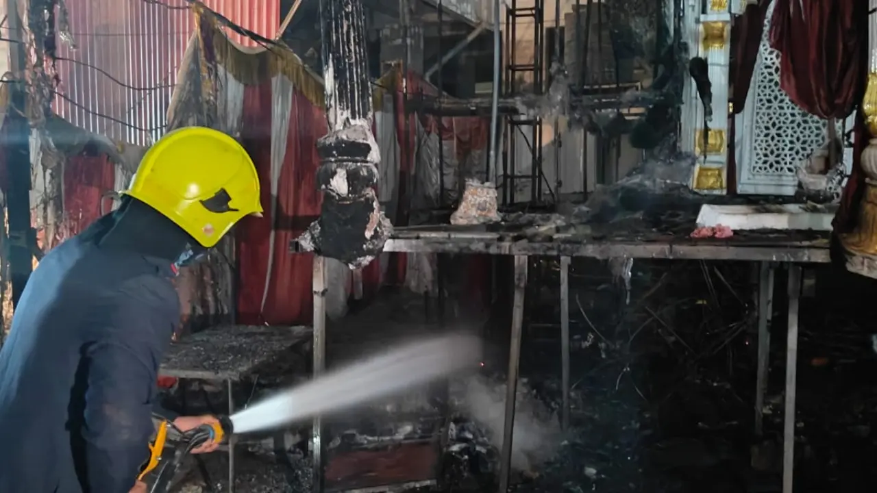 Officials said the fire was completely extinguished by around 5 am, bringing the situation under control within a short time