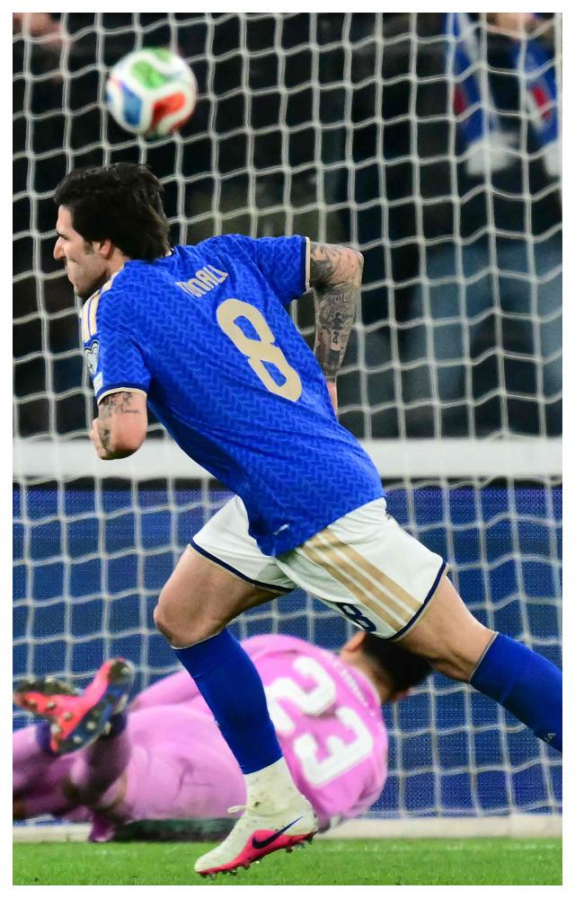 FIFA World Cup play-offs: Italy and Sweden win