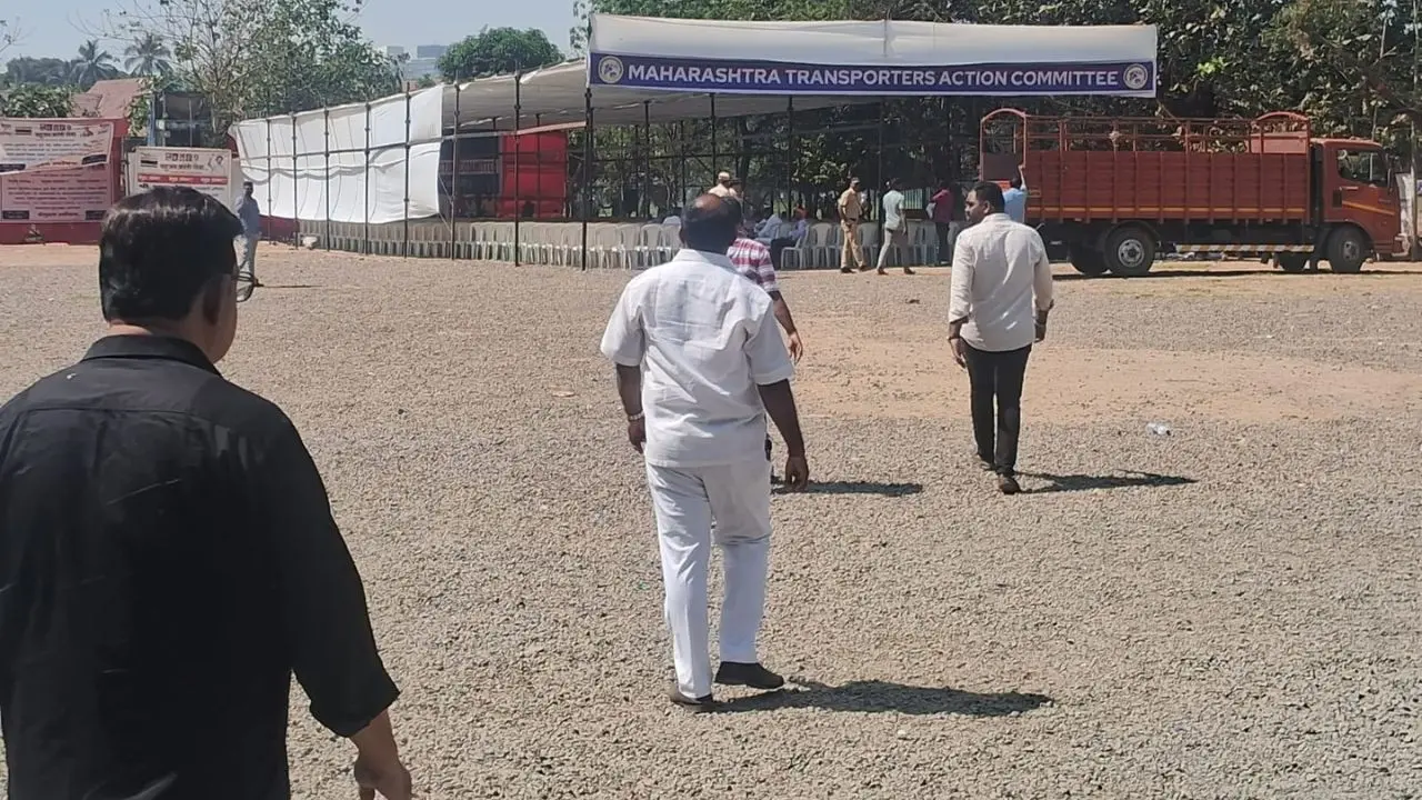 The transporters have also threatened to bring their vehicles to protest sites. PIC/ Sayyed Sameer Abedi