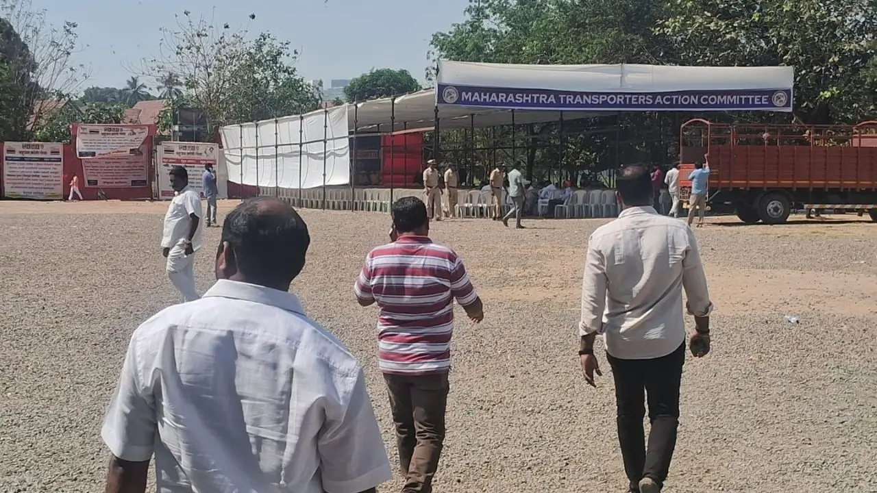 M-TAC said school buses, contract carriage buses, private buses and commercial vehicles, including trucks, tempos, taxis and tankers, would remain off the roads during the indefinite agitation. PIC/ Sayyed Sameer Abedi