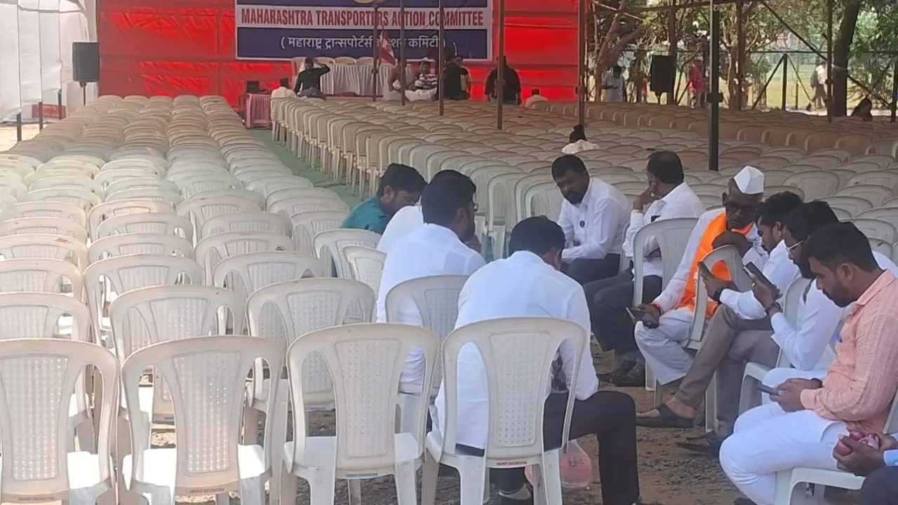 Earlier this week, Maharashtra Transport Minister Pratap Sarnaik held a meeting with transporters at the MSRTC headquarters in Mumbai, but the Maharashtra Transporters Action Committee said the discussions were unsuccessful, alleging the government offered only “hollow assurances.” PIC/ Sayyed Sameer Abedi