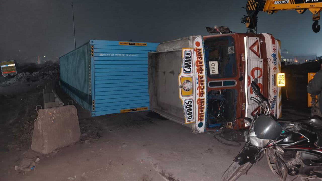 Truck overturns on Nashik-Mumbai Highway in Thane; traffic affected
