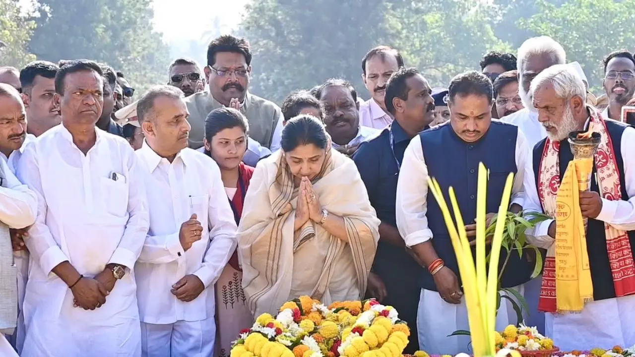 Sunetra Pawar pays tribute to Yashwantrao Chavan on his 113th birth anniversary