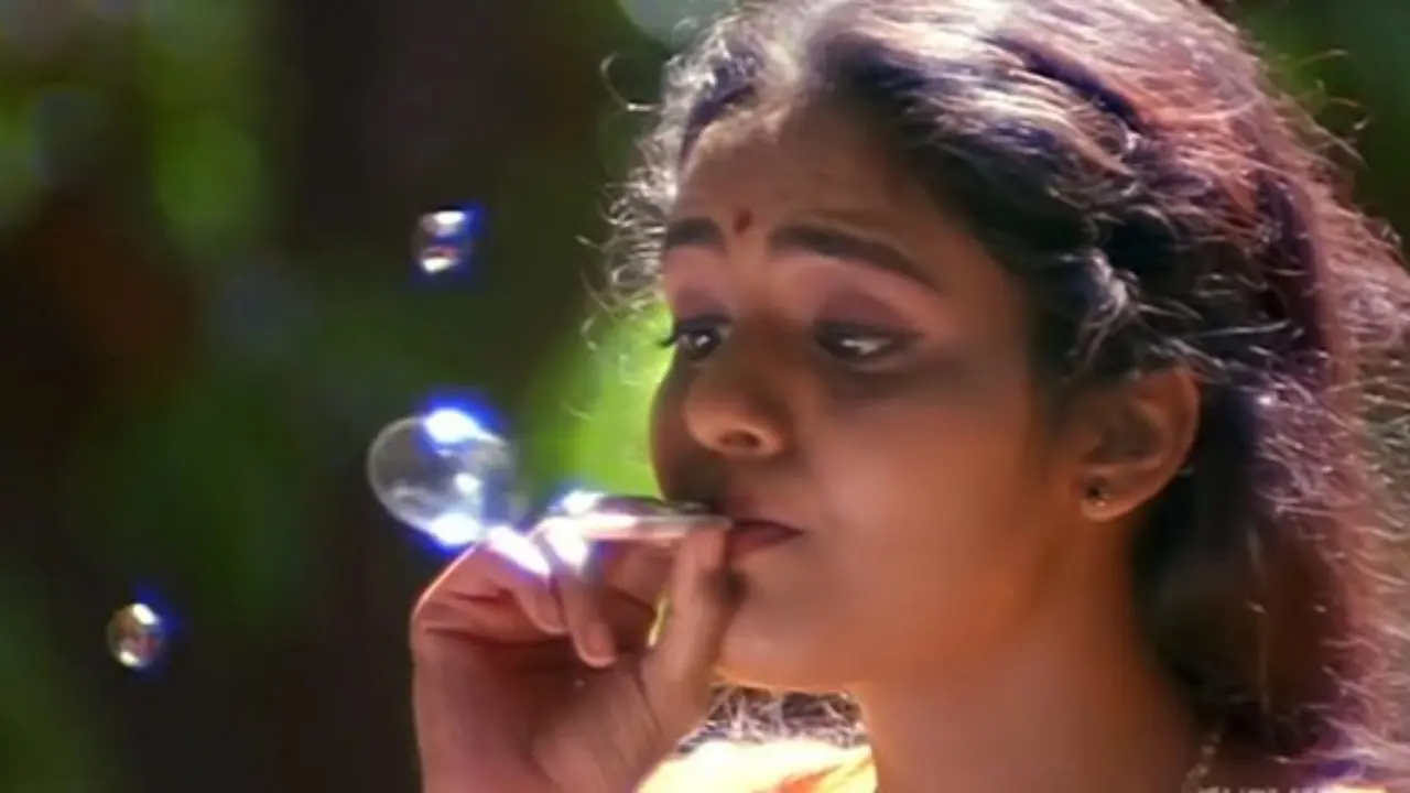Dil Hai Chhota Sa – Roja
Dil Hai Chhota Sa from Roja beautifully captures the innocence of dreams and quiet determination. Picturised on Madhoo’s character, the song reflects a young woman’s aspirations to explore the world beyond her small surroundings.