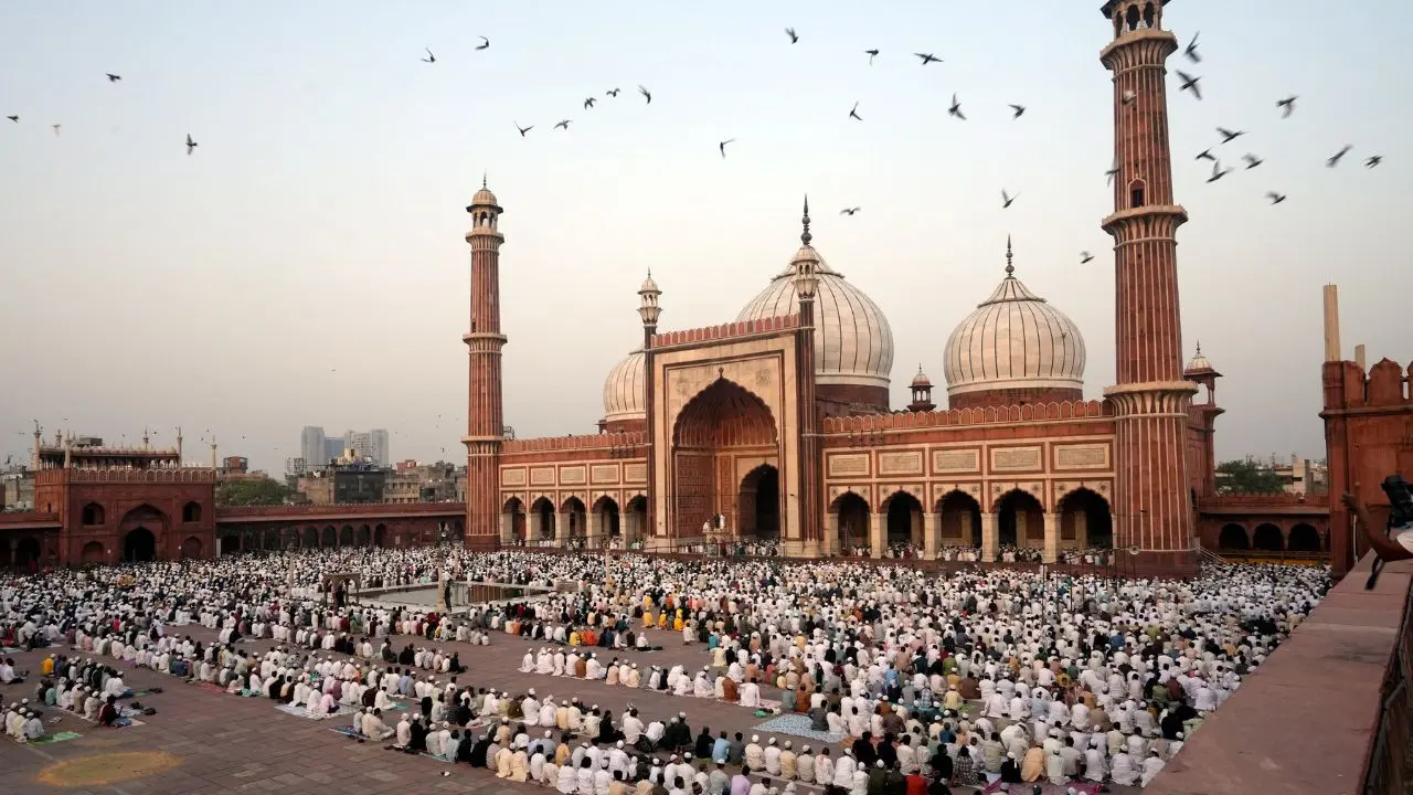 Thousands gather at Jama Masjid in Old Delhi to offer Eid al-Adha prayers. Pic/PTI Thousands gather at Jama Masjid in Old Delhi to offer Eid al-Adha prayers. Pic/PTI