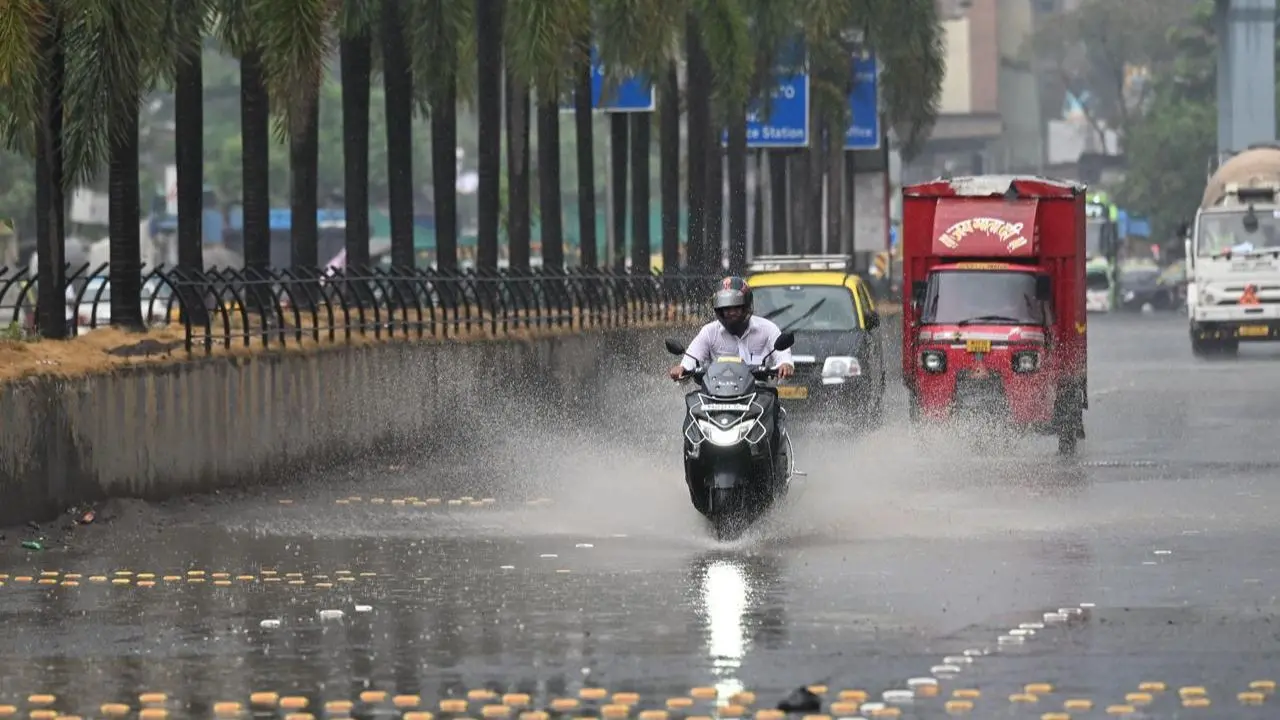 A series of pre-monsoon showers swept across Mumbai. Pic/Atul Kamble A series of pre-monsoon showers swept across Mumbai. Pic/Atul Kamble