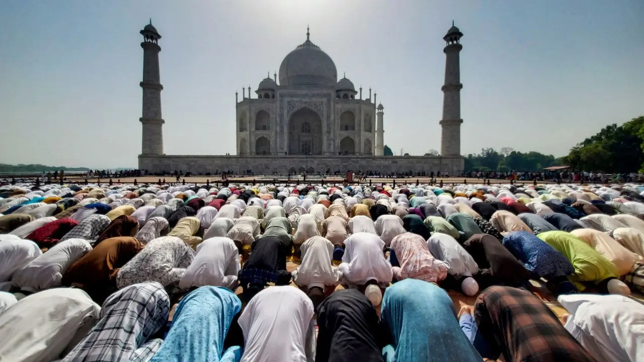 Thousands of devotees gather at the Taj Mahal complex in Agra. PICS/PTI Thousands of devotees gather at the Taj Mahal complex in Agra. PICS/PTI