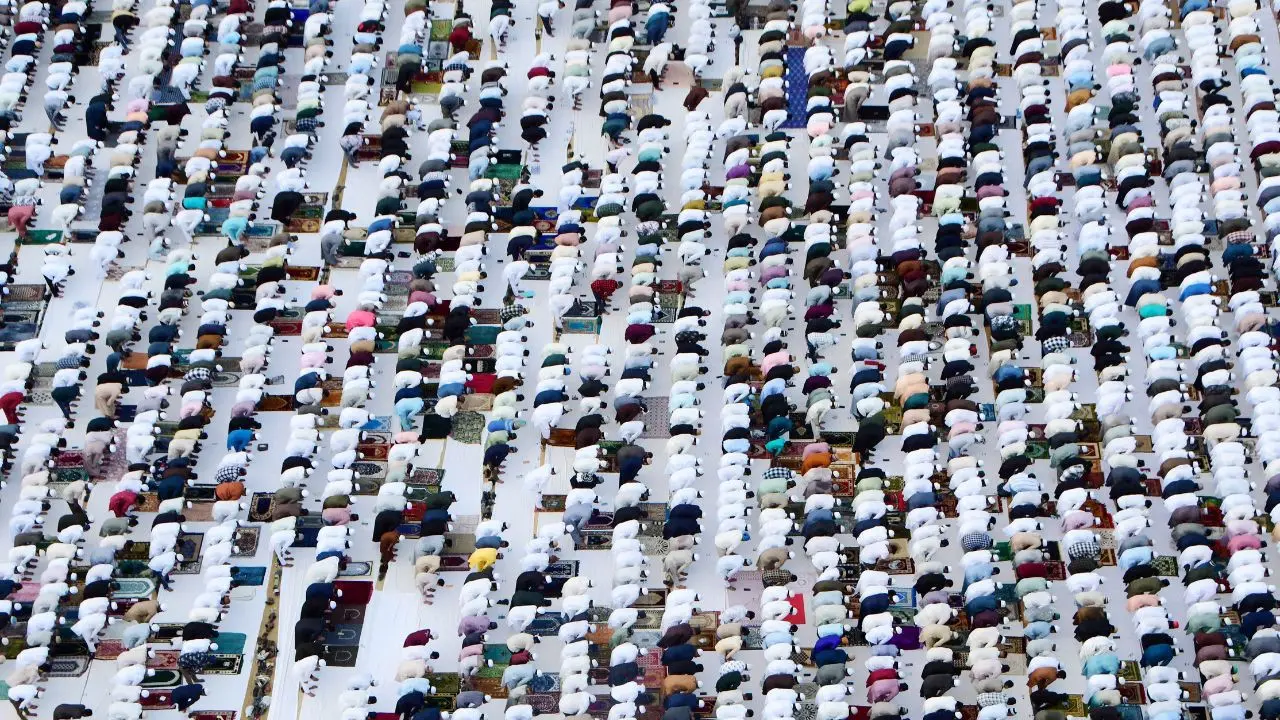 In Mumbai, devotees gather at YMCA Ground to offer Eid al-Adha prayers. PIC/PTI In Mumbai, devotees gather at YMCA Ground to offer Eid al-Adha prayers. PIC/PTI