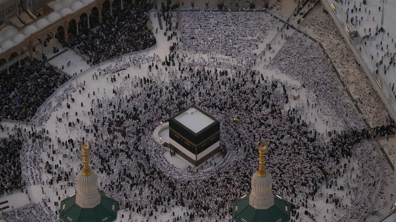 Hajj brings together large numbers of Muslims of diverse races, ethnicities, languages and economic classes, creating a sense of unity for many. Hajj brings together large numbers of Muslims of diverse races, ethnicities, languages and economic classes, creating a sense of unity for many.