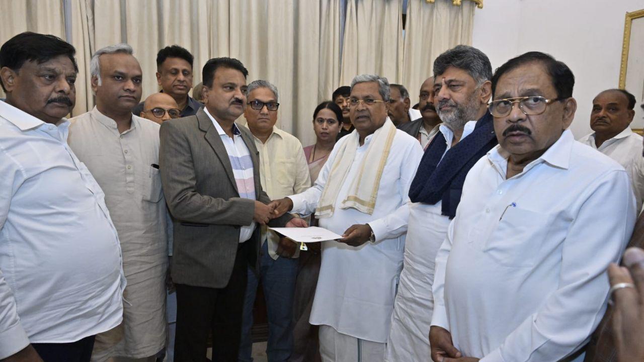 Siddaramaiah submitted his resignation to the Governor's Secretary in the presence of Deputy Chief Minister D K Shivakumar, all cabinet ministers and other prominent party leaders Siddaramaiah submitted his resignation to the Governor's Secretary in the presence of Deputy Chief Minister D K Shivakumar, all cabinet ministers and other prominent party leaders