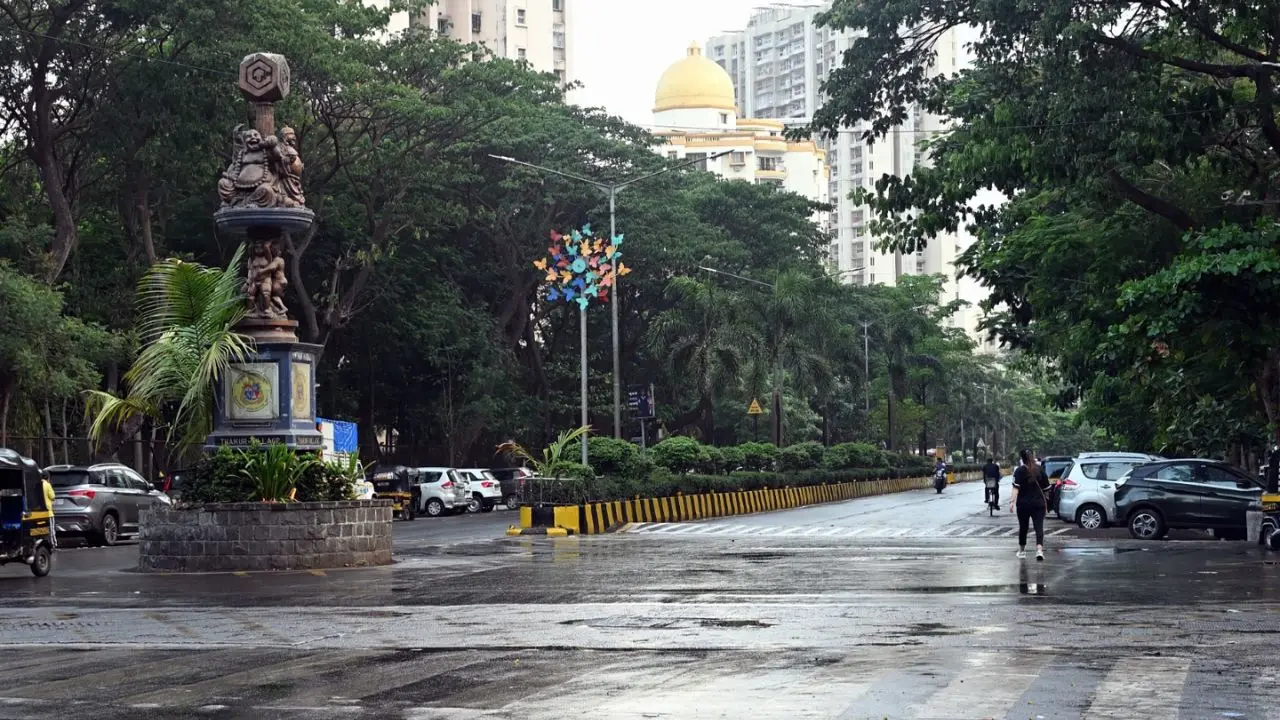 Morning walkers step carefully across wet roads in Kandivali East as light pre-monsoon drizzle begins in Thakur Village. Pic/Satej Shinde Morning walkers step carefully across wet roads in Kandivali East as light pre-monsoon drizzle begins in Thakur Village. Pic/Satej Shinde