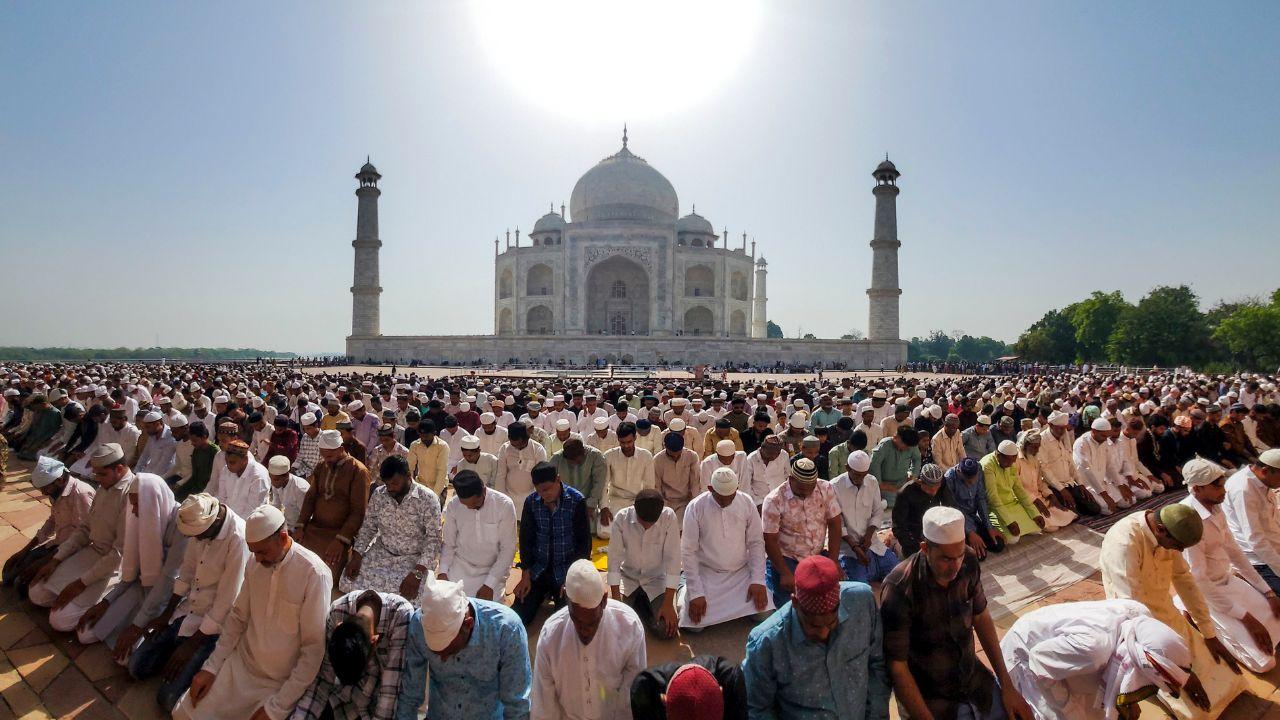 The Taj Mahal complex, usually known for attracting tourists from around the world, becomes a place of collective prayer and reflection The Taj Mahal complex, usually known for attracting tourists from around the world, becomes a place of collective prayer and reflection