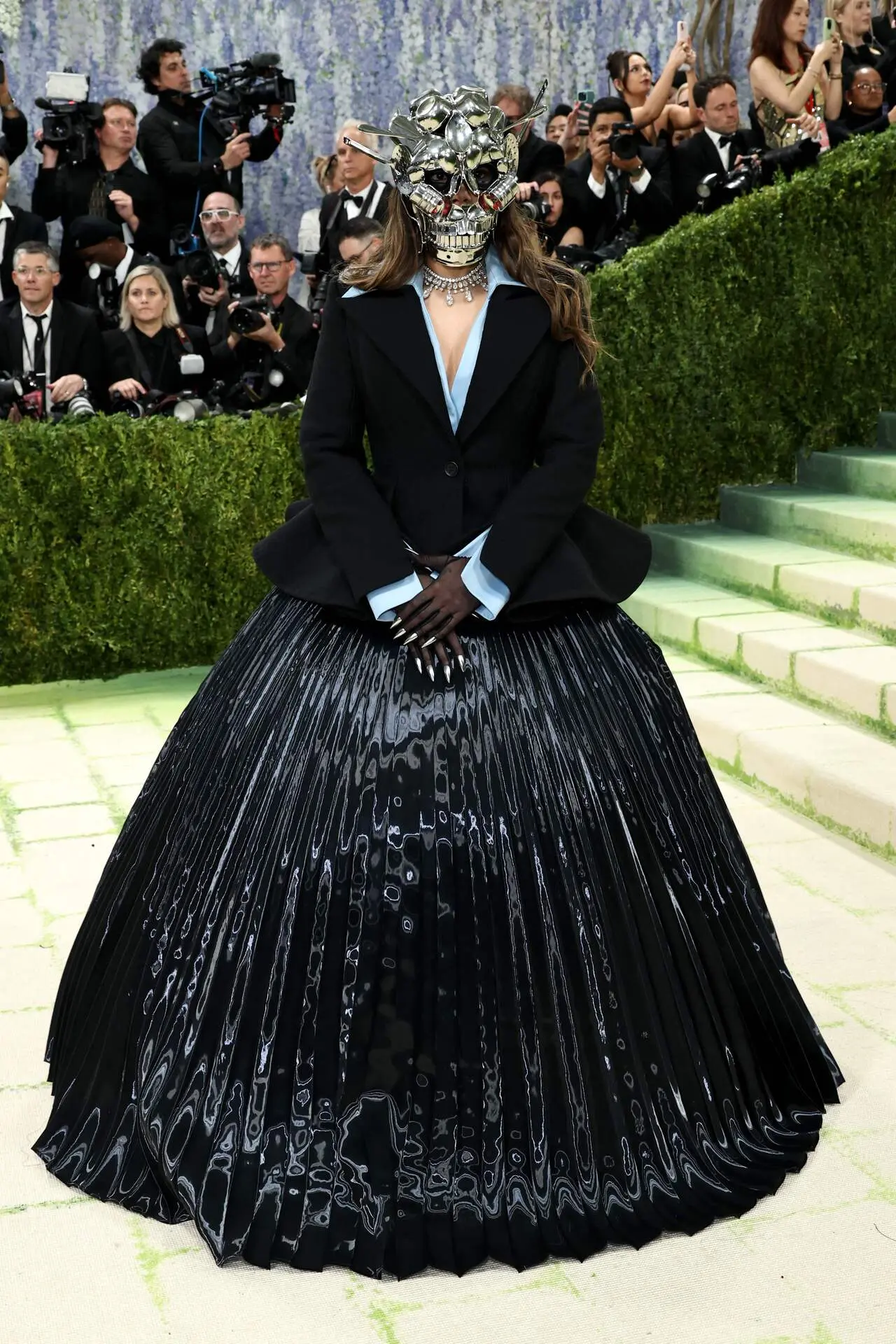 The most eye-catching element of the look was the metallic face mask made using stainless steel. The piece covered her face completely, turning the look into something both powerful and mysterious.
